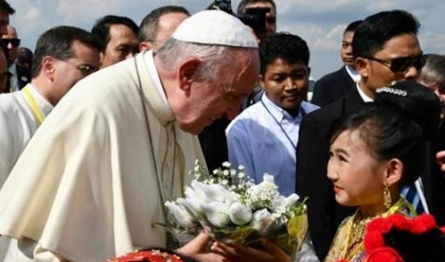 البابا يزور بورما ويدعو لإعادة اللاجئين الروهينغا