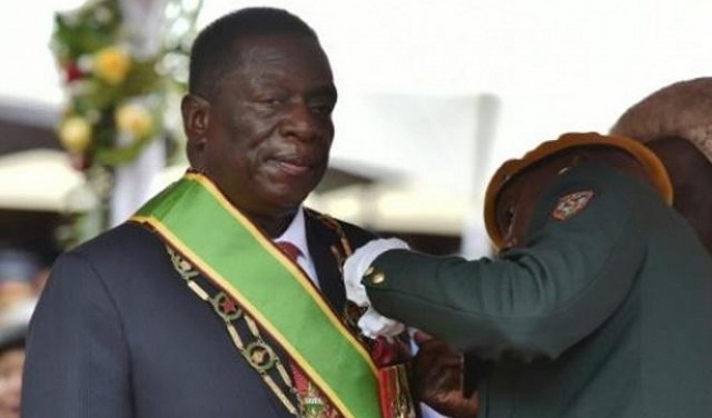 رئيس زيمبابوي الجديد يقيل وزيرين إثر انتقادات