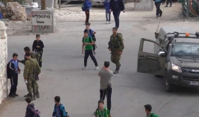 توثيق بالفيديو: جنود الاحتلال ينكلون بطلاب مدرسة بالخليل