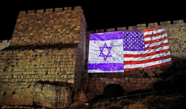 القدس: إضاءة الأسوار بالعلمين الأميركي والإسرائيلي قبل خطاب ترامب