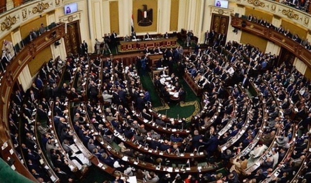 قانون مصري يحظر العمل السياسي داخل 