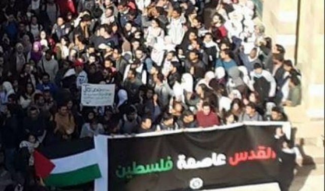 الشباب المصري والتونسي يتظاهر نصرة للقدس