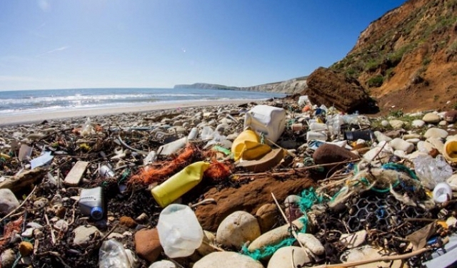 مخلفات البلاستيك تهدد حياة الكائنات البحرية في المحيطات