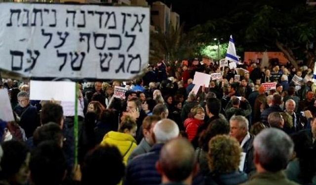 عشرات آلاف في تل أبيب: نتنياهو إلى السجن