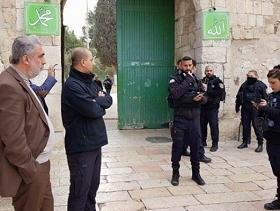 الشرطة تمنع الشيخ كمال الخطيب من دخول الأقصى