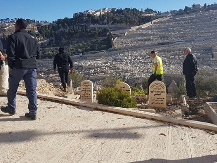 مواجهات بالقدس والاحتلال يجرف بمقبرة الرحمة