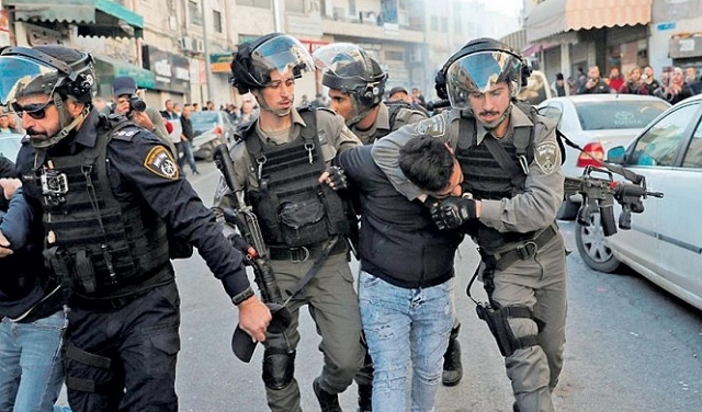 الاحتلال يعتقل 14 مقدسيا ويلاحق طلبة المدارس