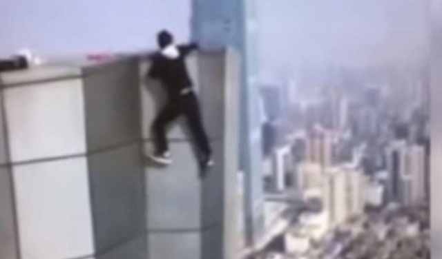 فيديو: مصرع متسلق ناطحات صيني بعد سقوطه من الطابق الـ62