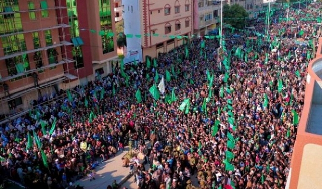 حماس تتمسك بالمقاومة وتصر على الوحدة بانطلاقتها الـ30