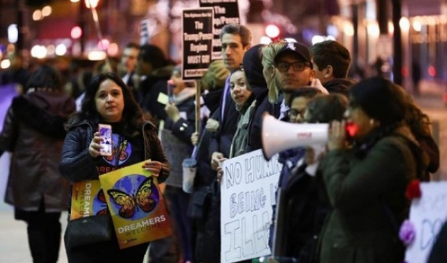 المئات يتظاهرون في شيكاغو للمطالبة بتعديل برنامج 