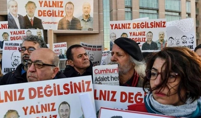 تركيا تستأنف محاكمة صحافيين بتهم الإرهاب
