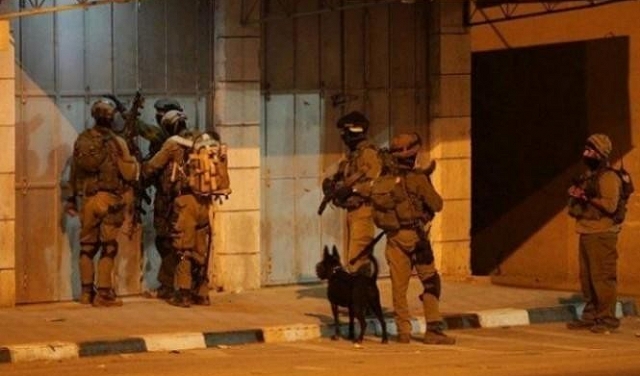 الاحتلال يعتقل 22 فلسطينيا بالضفة ويصادر مركبات