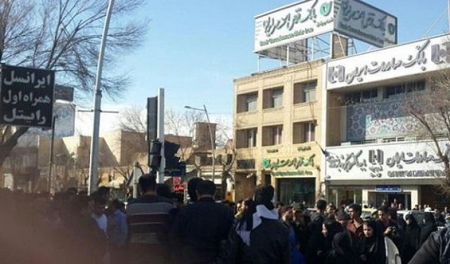 مظاهرات في ثاني أكبر المدن بإيران بسبب الغلاء والسياسة