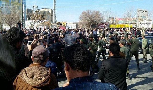 المظاهرات تتواصل بطهران وأنباء عن مقتل محتجين بغرب إيران