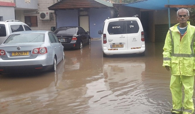 عرابة: مياه الأمطار تحاصر منزل مأهول