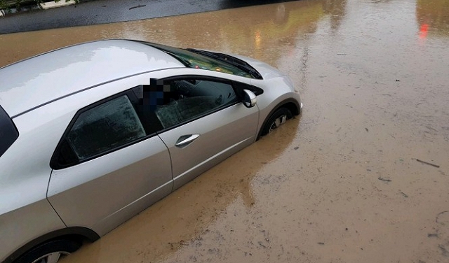 إنقاذ فتاة وسائقة سيارة غمرتها المياه في حيفا