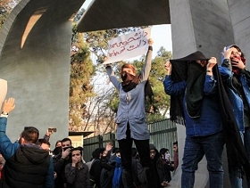 جهاز استخبارات إسرائيلي: مظاهرات الإيرانيين أضعفت نظام طهران وتهدد استقراره