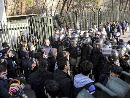 مقتل 3 أفراد شرطة وارتفاع عدد ضحايا المتظاهرين بإيران
