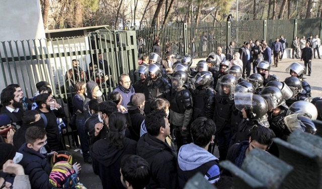 مقتل 3 أفراد شرطة وارتفاع عدد ضحايا المتظاهرين بإيران