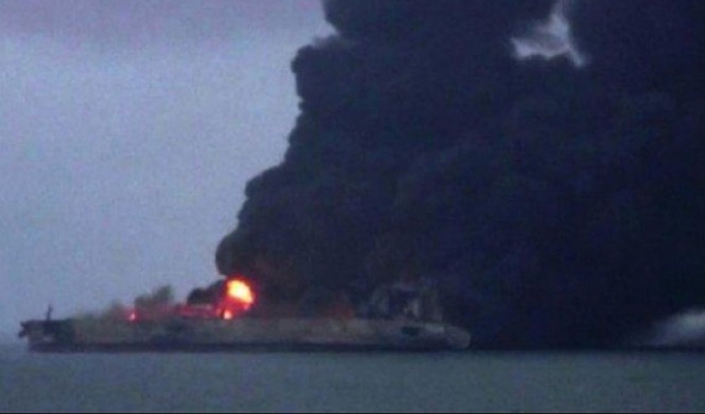 ناقلة النفط الإيرانية المشتعلة: مخاوف من تسرب أو انفجار أو غرق