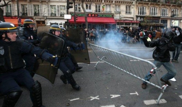 استمرار الاشتباكات مع الشرطة بتونس احتجاجا على رفع الأسعار 