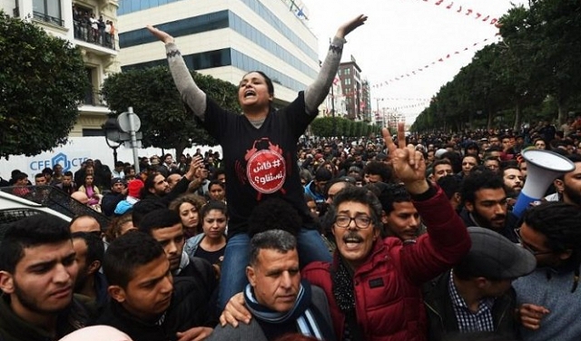 تجدد الاحتجاجات في تونس والشاهد يتهم 