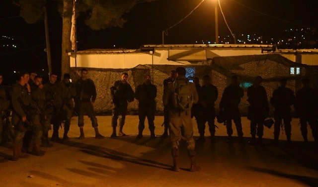 الاحتلال يعتقل 17 فلسطينيا ويواصل إغلاق كرم أبو سالم 