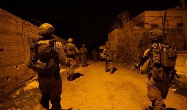 الاحتلال يعتقل 14 فلسطينيا ويواصل البحث عن المطارد جرار