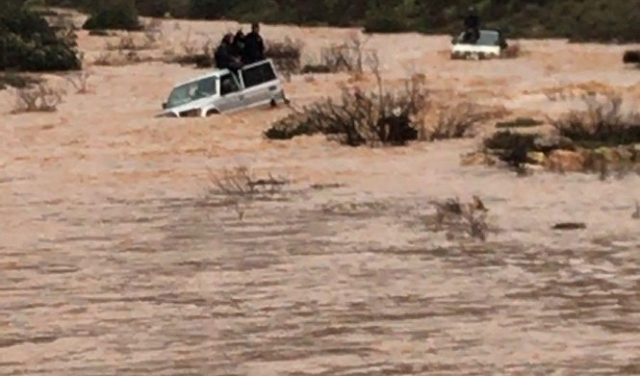تخليص عالقين من واد غمرته المياه في منطقة الشاغور