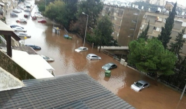 مياه الأمطار تتسبب بسيول وفيضانات وتغمر سيارات بحيفا وباقة