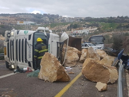 إصابة شخص إثر انقلاب شاحنة قرب كسرى