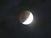 رصد لظاهرة "القمر الأزرق الدموي العملاق" (صور)