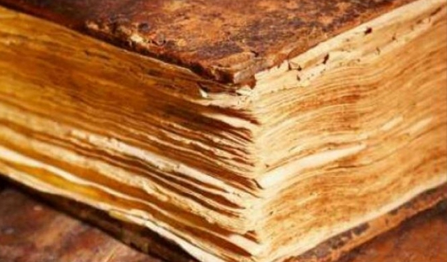 كازخستان تعرض كتابا مصنوعا من الجلد البشري