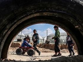 سجون الاحتلال ولا العيش بغزة