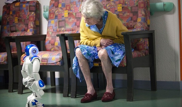 حتى 2020: اليابان تطور روبوتات للعناية بكبار السن
