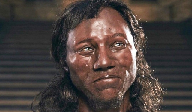 الإنسان البريطاني القديم كان داكن البشرة أزرق العينين!