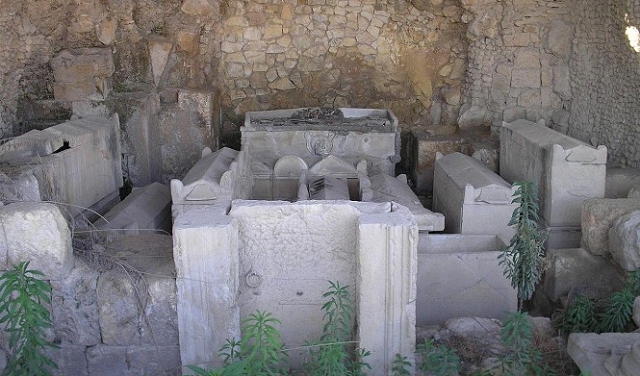 اكتشاف مقبرة أثرية بيزنطية غرب نابلس