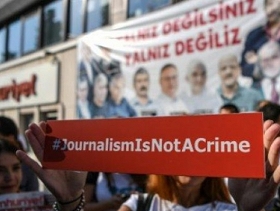 تركيا تحكم بالسجن المؤبد على 3 صحافيين