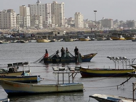 بحرية الاحتلال تعدم فلسطينيًا وتصيب آخرين قرب شواطئ غزة