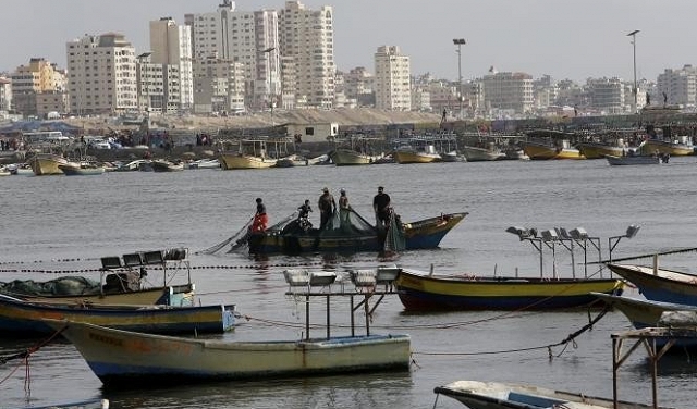 بحرية الاحتلال تعدم فلسطينيًا وتصيب آخرين قرب شواطئ غزة