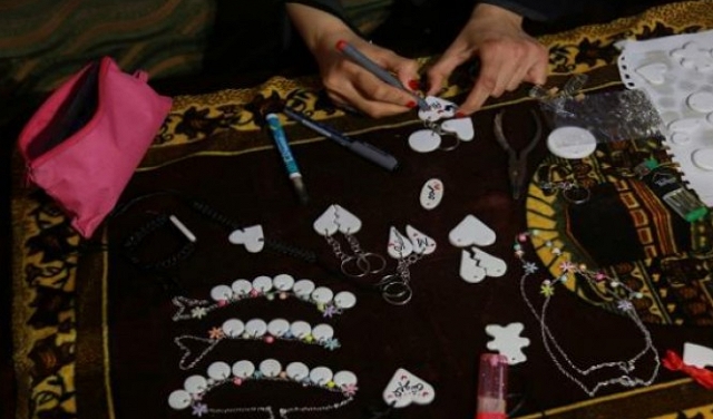شابّة غزّية تحول السيراميك إلى لوحات