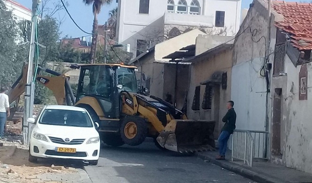 يافا: الشرطة تغُلق شوارع حي العجمي وتهدم حديقة منزل