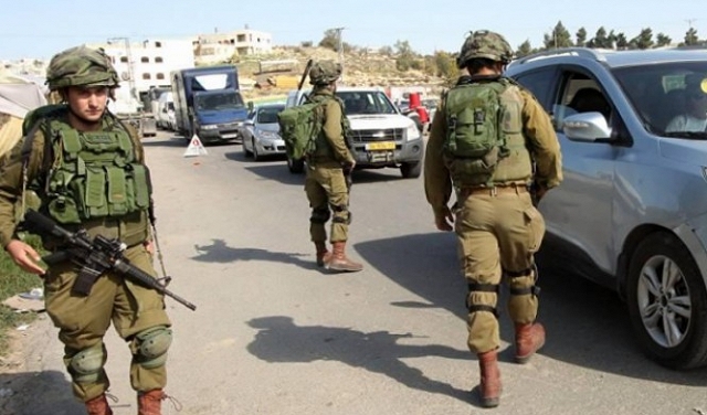 الاحتلال يوظف الحواجز العسكرية لجمع المعلومات عن الفلسطينيين