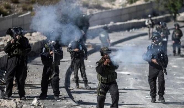 إصابة عشرات الفلسطينيين بحالات اختناق في مسيرة نعلين