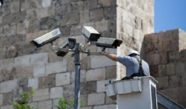 الخليل: الاحتلال ينصب كاميرات مراقبة على مدخل يطا الشمالي