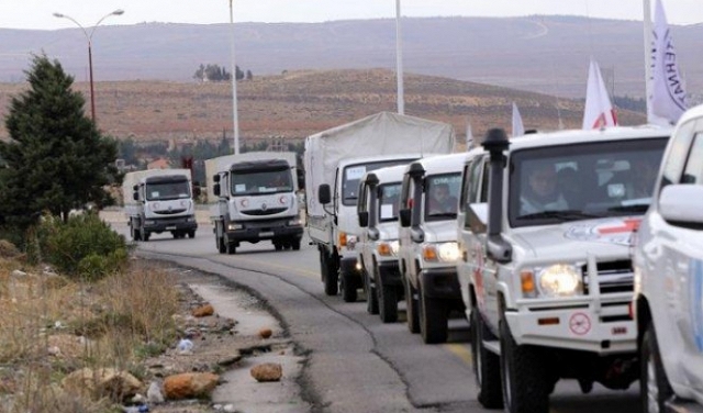   25 شاحنة مساعدات دخلت الغوطة مع تواصل نزوح المدنيين