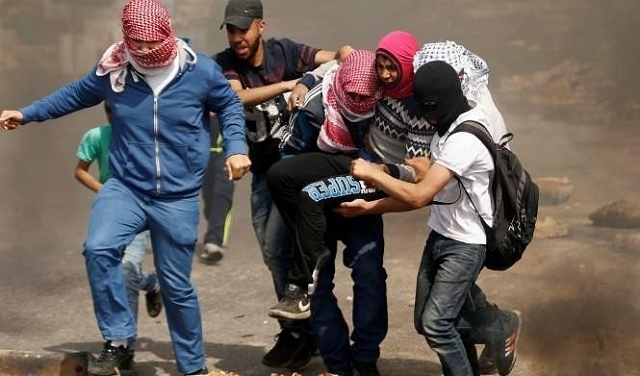 إصابةُ عشرات الفلسطينيين بمواجهات مع الاحتلال في الضفّة وغزّة