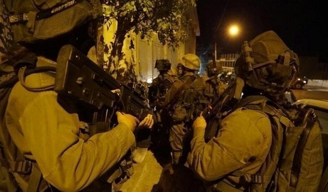 الاحتلال يقتحمُ بلدات بالضفة: يعتقل فلسطينيا ويستدعي أسيرين محرَّرين