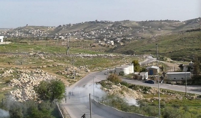 الاحتلال يهاجم مدرسة فلسطينية قُرب بيت لحم بقنابل الغاز