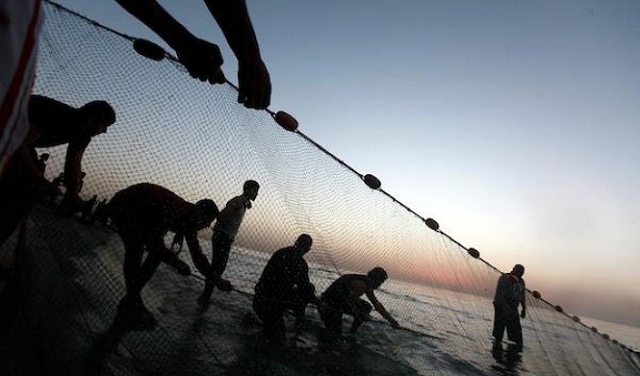 فلسطينيّون يُسابقون شروق الشمس في غزة ويشرعون بعملهم المتمثّل بالصّيد